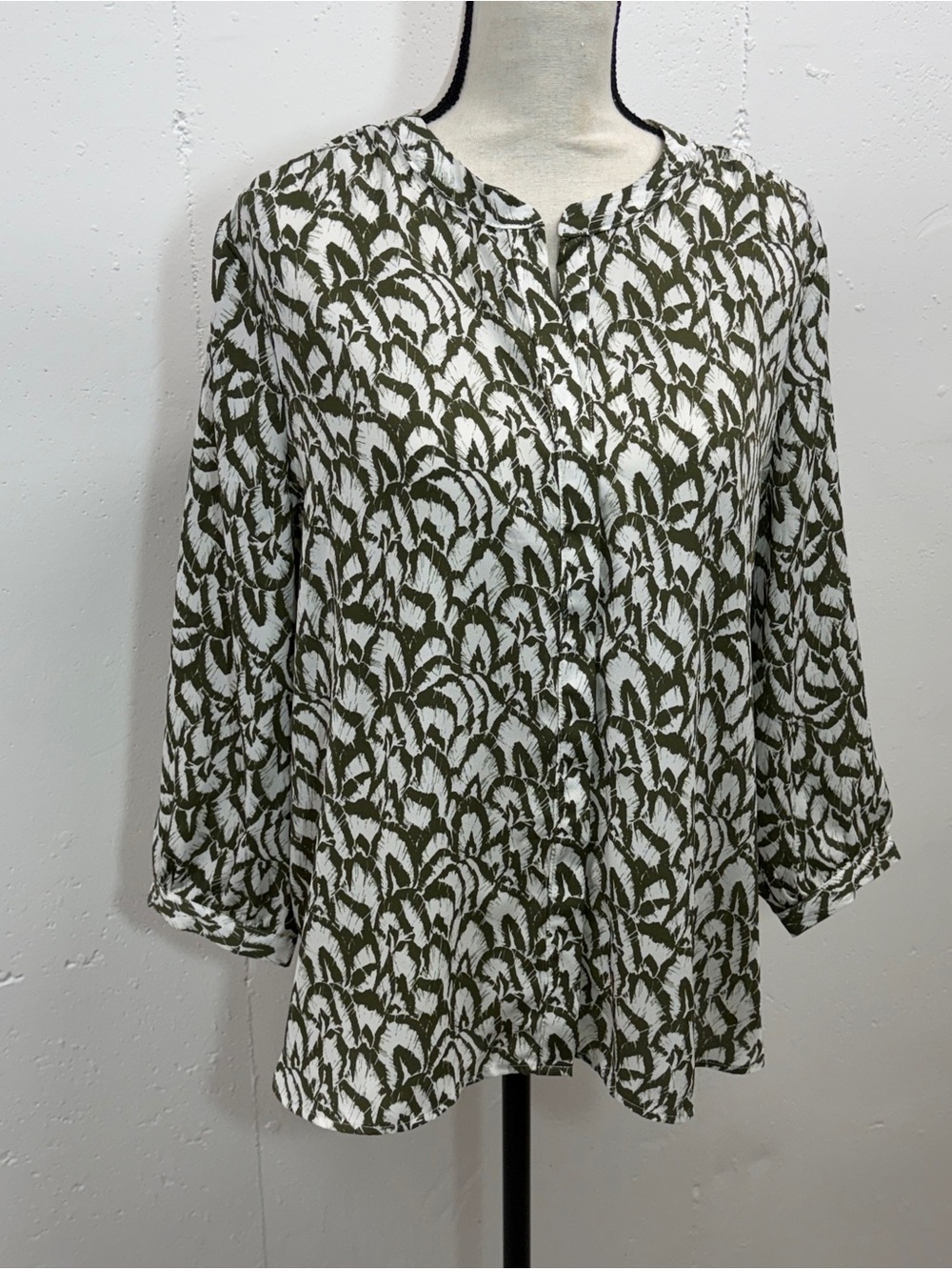 Women’s Olive Leaf Print Button-Front Top by Jachs
Girlfriend